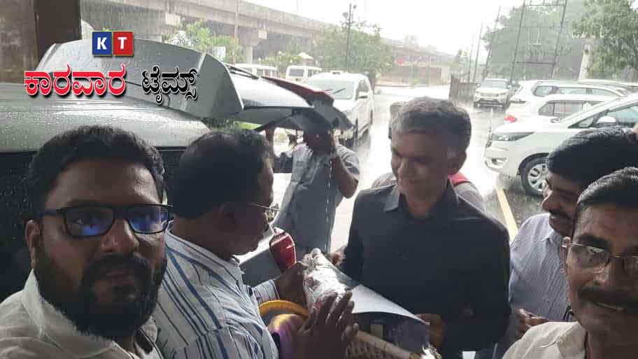 ಉತ್ತರ ಕನ್ನಡದ ಉತ್ಪನ್ನಗಳನ್ನ ಉಡುಗೊರೆಯಾಗಿ ನೀಡಿ ಕಂದಾಯ ಸಚಿವರ ಸ್ವಾಗತಿಸಿದ ಜನಶಕ್ತಿ ವೇದಿಕೆ