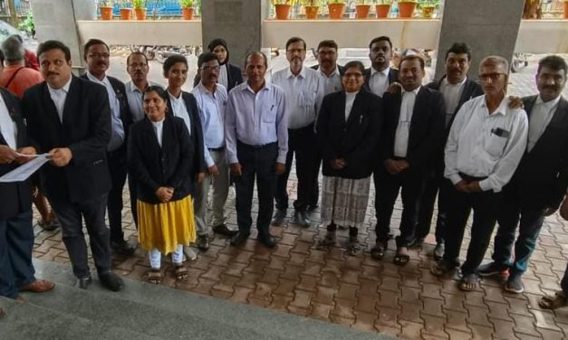 ಹಳಿಯಾಳದ ವಕೀಲರ ಸಂಘದ ಅಧ್ಯಕ್ಷ  ಎಂ.ವಿ. ಅಸ್ಟೇಕರ್ ಮೇಲೆ ನಡೆದ ಮಾರಣಾಂತಿಕ ಹಲ್ಲೆಗೆ ಅಂಕೋಲಾ ವಕೀಲರಿಂದ ಖಂಡನೆ
