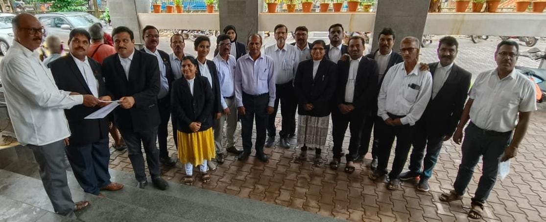 ಹಳಿಯಾಳದ ವಕೀಲರ ಸಂಘದ ಅಧ್ಯಕ್ಷ  ಎಂ.ವಿ. ಅಸ್ಟೇಕರ್ ಮೇಲೆ ನಡೆದ ಮಾರಣಾಂತಿಕ ಹಲ್ಲೆಗೆ ಅಂಕೋಲಾ ವಕೀಲರಿಂದ ಖಂಡನೆ