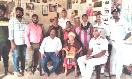 ಪದ್ಮಶ್ರೀ ಸುಕ್ರಿ ಗೌಡ ಅವರನ್ನು ಸನ್ಮಾನಿಸಿ ಗೌರವಿಸಿದ ವಜ್ರಕೋಶದ ಕಮಾಂಡಿಂಗ್ ಆಫೀಸರ್ ಆರ್.ಕೆ. ಸಿಂಗ್