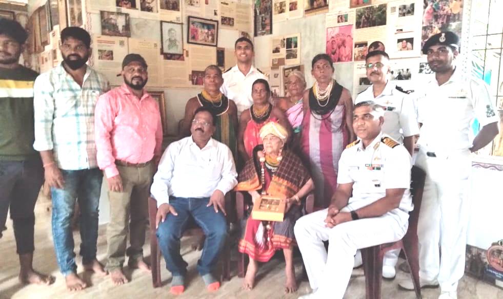 ಪದ್ಮಶ್ರೀ ಸುಕ್ರಿ ಗೌಡ ಅವರನ್ನು ಸನ್ಮಾನಿಸಿ ಗೌರವಿಸಿದ  ವಜ್ರಕೋಶದ ಕಮಾಂಡಿಂಗ್ ಆಫೀಸರ್ ಆರ್.ಕೆ. ಸಿಂಗ್