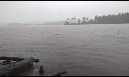 ಅಂಕೋಲಾದಲ್ಲಿ ಮುಂದುವರೆದ ವರುಣಾರ್ಭಟ : ಅಪಾಯ ಮಟ್ಟದಲ್ಲಿ ಉಕ್ಕಿ ಹರಿಯುತ್ತಿರುವ ಗಂಗಾವಳಿ