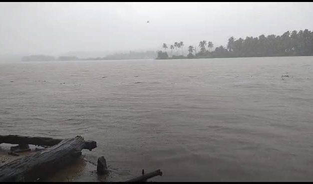 ಅಂಕೋಲಾದಲ್ಲಿ  ಮುಂದುವರೆದ ವರುಣಾರ್ಭಟ : ಅಪಾಯ ಮಟ್ಟದಲ್ಲಿ ಉಕ್ಕಿ ಹರಿಯುತ್ತಿರುವ ಗಂಗಾವಳಿ