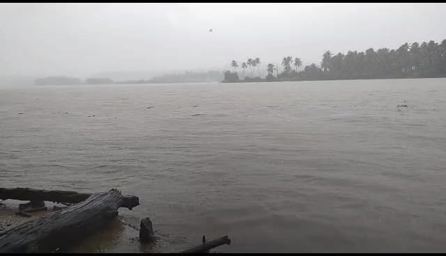 ಅಂಕೋಲಾದಲ್ಲಿ  ಮುಂದುವರೆದ ವರುಣಾರ್ಭಟ : ಅಪಾಯ ಮಟ್ಟದಲ್ಲಿ ಉಕ್ಕಿ ಹರಿಯುತ್ತಿರುವ ಗಂಗಾವಳಿ