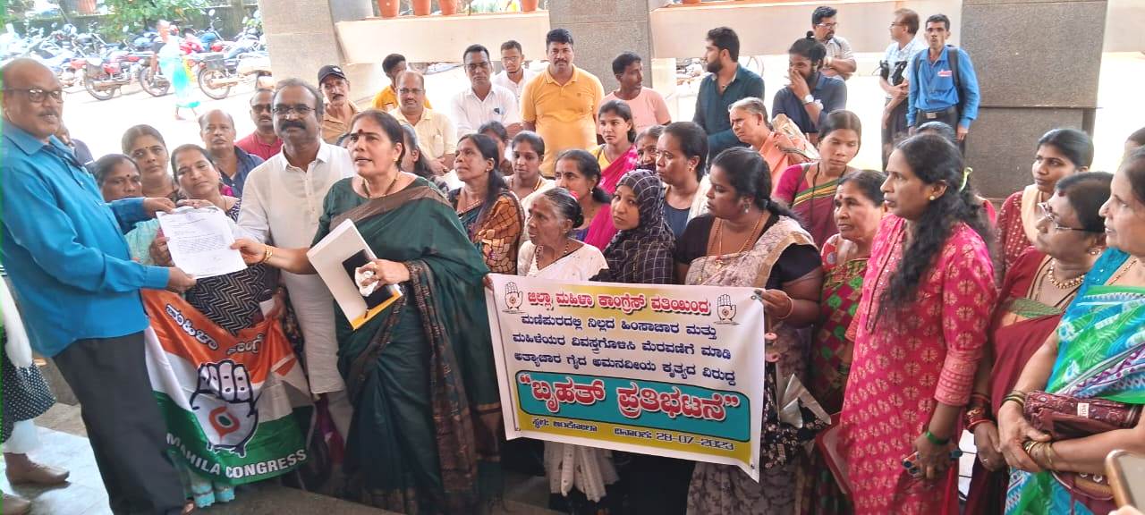 ಮಣಿಪುರದಲ್ಲಿ ಮಹಿಳೆಯರ ಮೇಲೆ ನಡೆದ ದೌರ್ಜನ್ಯವನ್ನು ಖಂಡಿಸಿ ಉಕ ಜಿಲ್ಲಾ ಮಹಿಳಾ ಕಾಂಗ್ರೆಸ್ ಸಮಿತಿಯಿಂದ ಪ್ರತಿಭಟನೆ