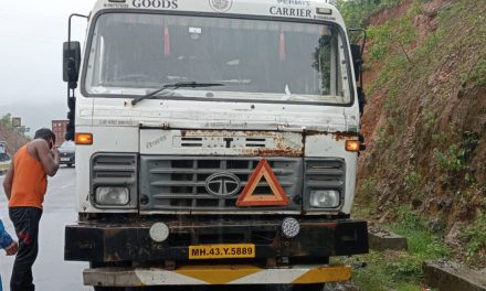 ರಸ್ತೆ ಮೇಲೆ ನಡೆದುಕೊಂಡು ಹೋಗುತ್ತಿದ್ದ ವಿದ್ಯಾರ್ಥಿಗಳ ಮೇಲೆ ಬಿದ್ದ  ಕಬ್ಬಿಣದ ಎಂಗಲ್ ಪಟ್ಟಿಗಳು : ಇಬ್ಬರು ವಿದ್ಯಾರ್ಥಿಗಳಿಗೆ ಗಾಯ