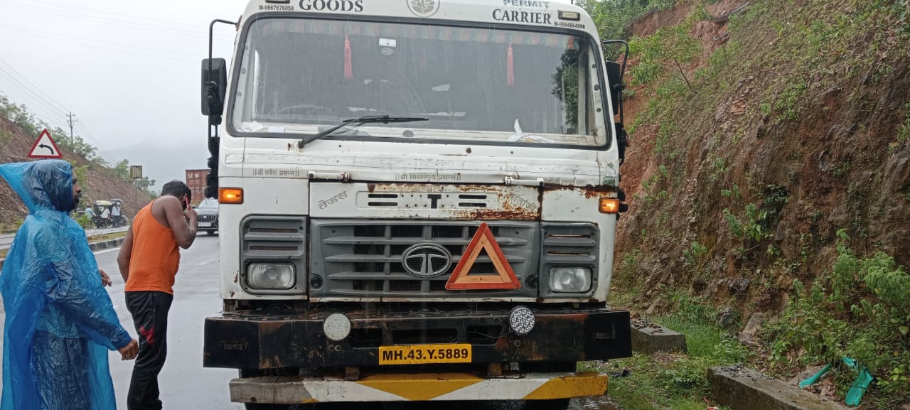ರಸ್ತೆ ಮೇಲೆ ನಡೆದುಕೊಂಡು ಹೋಗುತ್ತಿದ್ದ ವಿದ್ಯಾರ್ಥಿಗಳ ಮೇಲೆ ಬಿದ್ದ  ಕಬ್ಬಿಣದ ಎಂಗಲ್ ಪಟ್ಟಿಗಳು : ಇಬ್ಬರು ವಿದ್ಯಾರ್ಥಿಗಳಿಗೆ ಗಾಯ