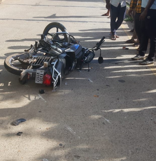 ಡಿವೈಡರ್ ಗೆ ಬೈಕ್ ಡಿಕ್ಕಿ: ಇಬ್ಬರು ಗಂಭೀರ