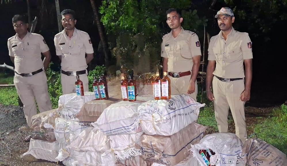 ಹಟ್ಟಿಕೇರಿಯ ಡಿಪೋ ಎದರಿನ ಚರಂಡಿಯಲ್ಲಿ ಪತ್ತೆಯಾದ ಸಾವಿರಾರು ಮೌಲ್ಯದ ಅಕ್ರಮ ಗೋವಾ ಸರಾಯಿ