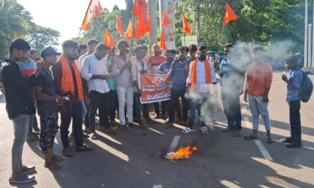 ನಾಲಾಯಕ್ ಎಲಿಸ್ ಏಕಲಪಾಟಿಯನ್ನು ಗಡಿಪಾರು ಮಾಡುವಂತೆ ಭಜರಂಗ ದಳದಿಂದ ಪ್ರತಿಭಟನೆ