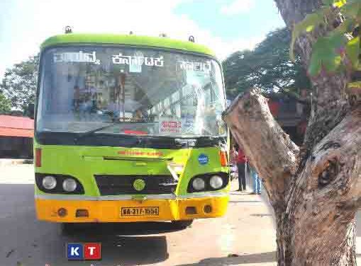 ಅಂಕೋಲಾ ಬಸ್ ನಿಲ್ದಾನದಲ್ಲಿ ಮರಕ್ಕೆ ಗುದ್ದಿದ ಬಸ್ : 14 ಪ್ರಯಾಣಿಕರಿಗೆ ಗಾಯ