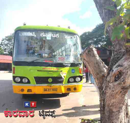 ಅಂಕೋಲಾ ಬಸ್ ನಿಲ್ದಾನದಲ್ಲಿ ಮರಕ್ಕೆ ಗುದ್ದಿದ ಬಸ್ : 14 ಪ್ರಯಾಣಿಕರಿಗೆ ಗಾಯ