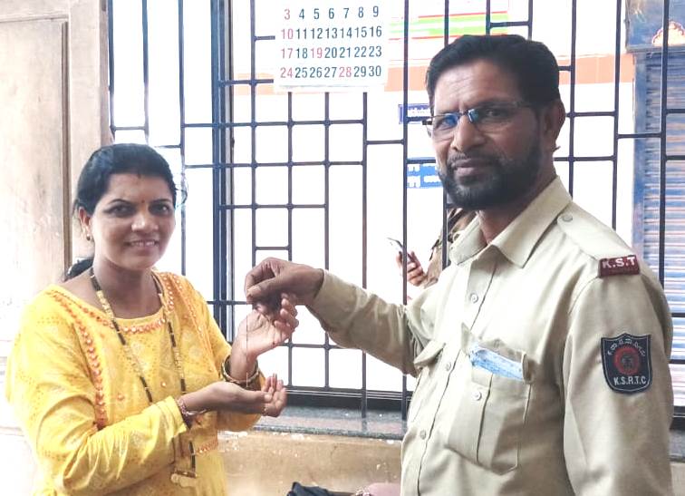 ಮಾಂಗಲ್ಯ ಸರವನ್ನು ಹಿಂದಿರುಗಿಸಿ ಪ್ರಾಮಾಣಿಕತೆ ಮೆರೆದ ಕಂಡಕ್ಟ ರ್ ಎ.ಎ.ಮುಜಾವರ