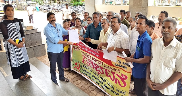 ಕಟ್ಟಡ ಕಾರ್ಮಿಕರಿಗೆ ಶೈಕ್ಷಣಿಕ ಸಹಾಯಧನ ಬಿಡುಗಡೆಗೆ ಆಗ್ರಹಿಸಿ ಪ್ರತಿಭಟನೆ