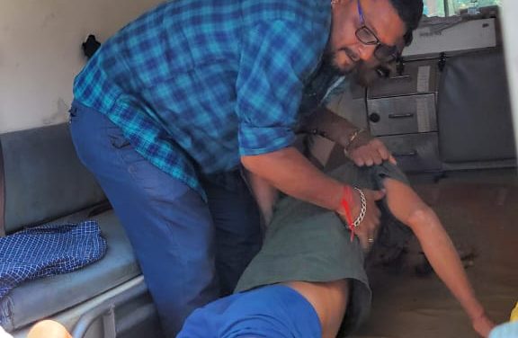 ಪ್ರಯಾಣಿಕನನ್ನು ಬಸ್ ನಿಂದ ಹೊರದಬ್ಬಿದ ಕಂಡಕ್ಟರ್: ನೆಲಕ್ಕೆ ಬಿದ್ದು ಮೂರ್ಛೆ ಹೋದ ಬಡಪಾಯಿ ಪ್ರಯಾಣಿಕ