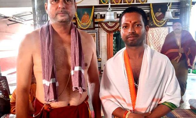 ಮಠಕ್ಕೆ ಆಗಮಿಸಿ ಮುದ್ರಾ ದಾರಣೆ ಪಡೆದ ಭಾರತ ಕ್ರಿಕೇಟ್ ತಂಡದ ಮುಖ್ಯ ಟ್ರೇನರ್ ರಾಘು ದಿವಗಿ