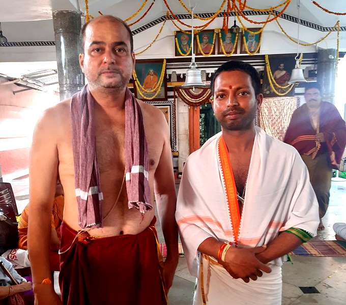 ಮಠಕ್ಕೆ ಆಗಮಿಸಿ ಮುದ್ರಾ ದಾರಣೆ ಪಡೆದ ಭಾರತ ಕ್ರಿಕೇಟ್ ತಂಡದ ಮುಖ್ಯ ಟ್ರೇನರ್ ರಾಘು ದಿವಗಿ