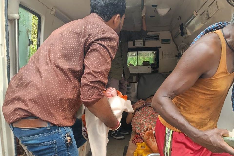 ಅಂಬುಲೆನ್ಸ್ನಲ್ಲಿ ಮಗುವಿಗೆ ಜನ್ಮ ನೀಡಿದ ತಾಯಿ