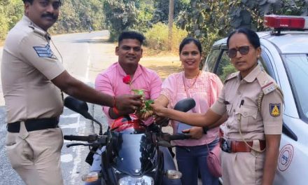 ಹೆಲ್ಮಟ್ ಧರಿಸದ ಬೈಕ್ ಸವಾರರಿಗೆ ಗುಲಾಬಿ ಹೂ ನೀಡಿ ಜಾಗೃತಿ ಮೂಡಿಸಿದ ಅಂಕೋಲಾ ಪೊಲೀಸರು