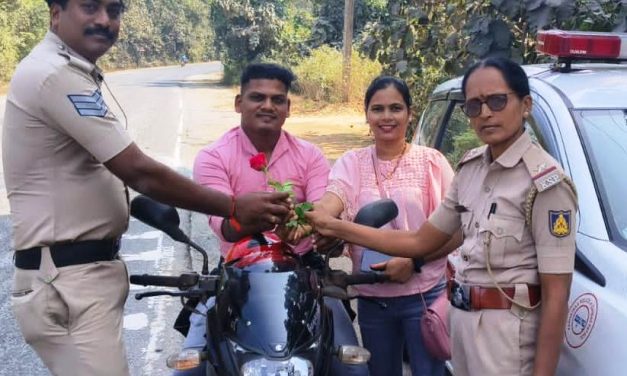 ಹೆಲ್ಮಟ್ ಧರಿಸದ ಬೈಕ್ ಸವಾರರಿಗೆ ಗುಲಾಬಿ ಹೂ ನೀಡಿ ಜಾಗೃತಿ ಮೂಡಿಸಿದ ಅಂಕೋಲಾ ಪೊಲೀಸರು