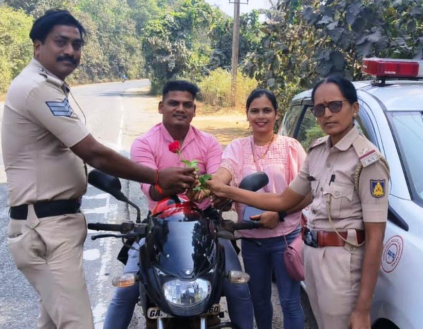 ಹೆಲ್ಮಟ್ ಧರಿಸದ ಬೈಕ್ ಸವಾರರಿಗೆ ಗುಲಾಬಿ ಹೂ ನೀಡಿ ಜಾಗೃತಿ ಮೂಡಿಸಿದ ಅಂಕೋಲಾ ಪೊಲೀಸರು