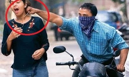 ನೂರಾರು ಜನರ ಎದುರೆ ಸೀನಿಮೀಯ ರೀತಿಯಲ್ಲಿ ಕುತ್ತಿಗೆಯಲ್ಲಿದ್ದ ಬಂಗಾರದ ಚೈನನ್ನು ಹರಿದುಕೊಂಡು ನಾಪತ್ತೆಯಾದ ಭೂಪ